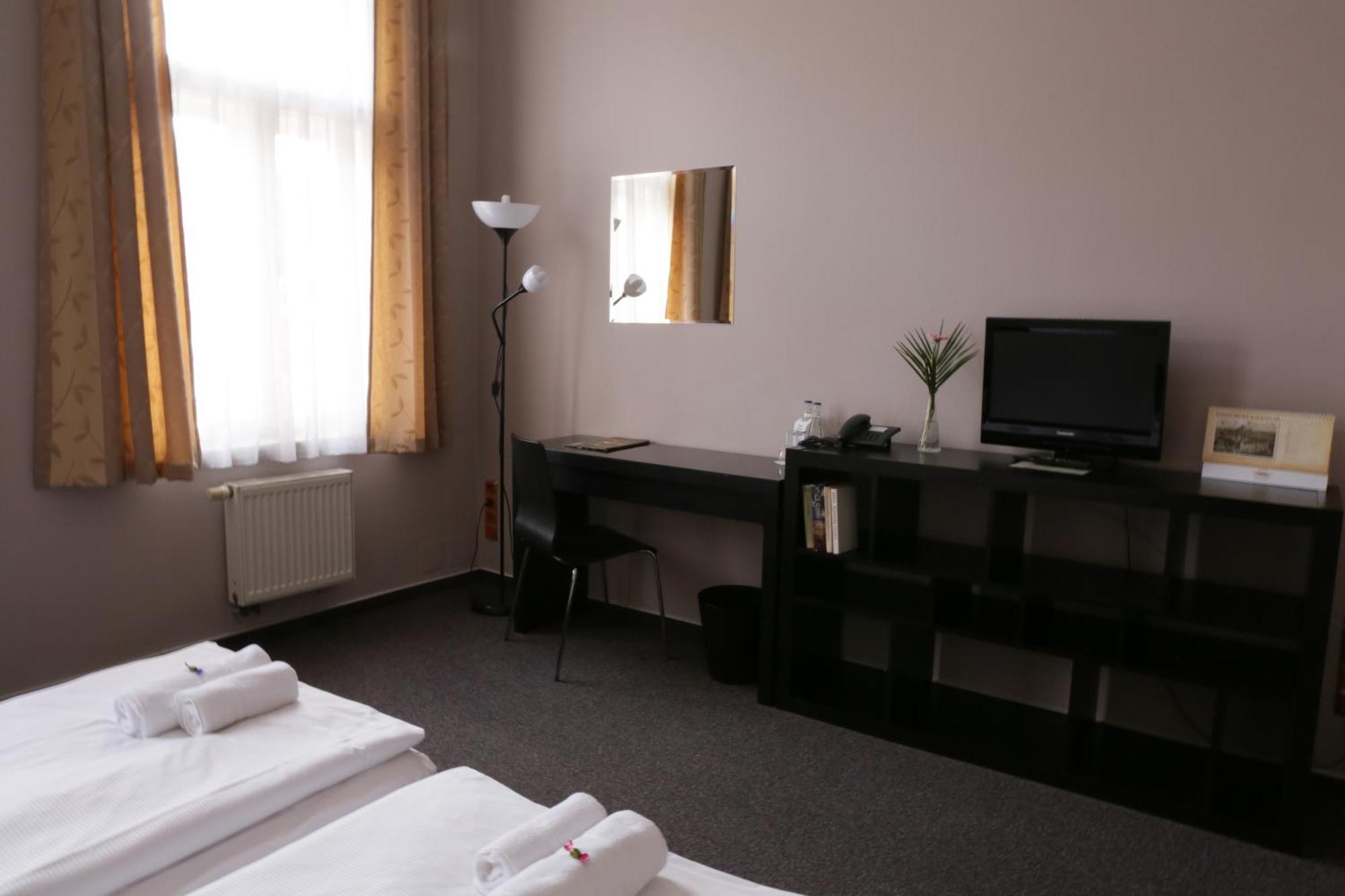 Hotel Zlata Stika Pardubice Exteriör bild