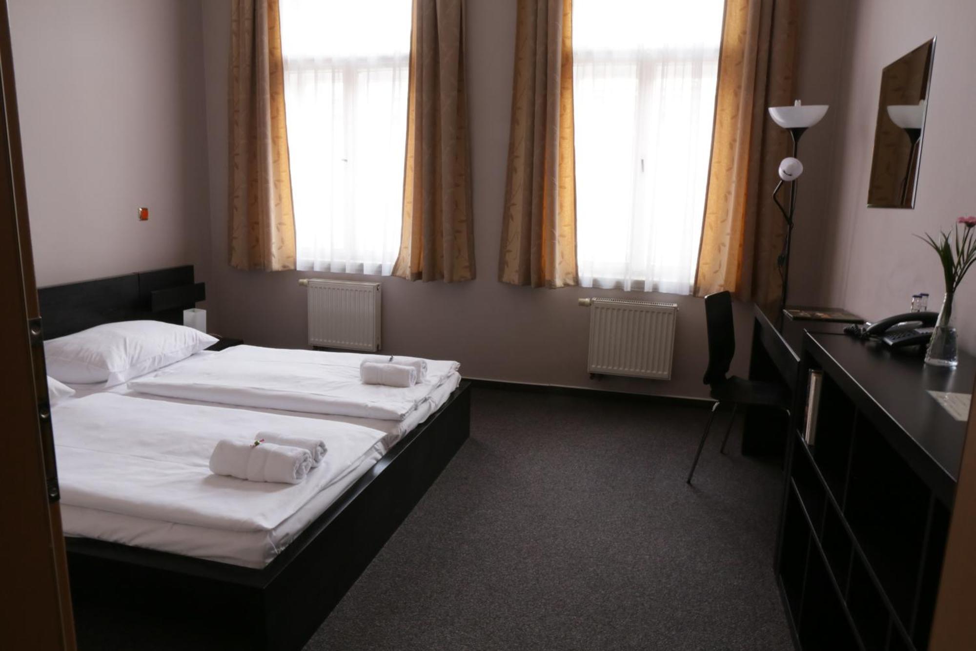 Hotel Zlata Stika Pardubice Exteriör bild