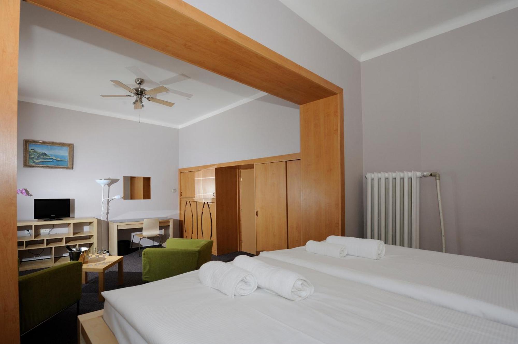 Hotel Zlata Stika Pardubice Exteriör bild