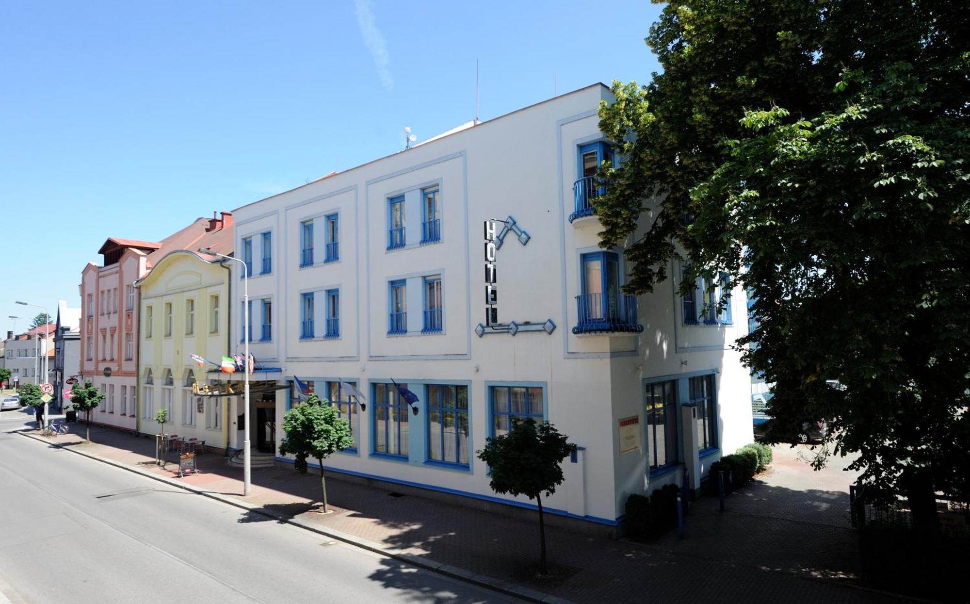 Hotel Zlata Stika Pardubice Exteriör bild